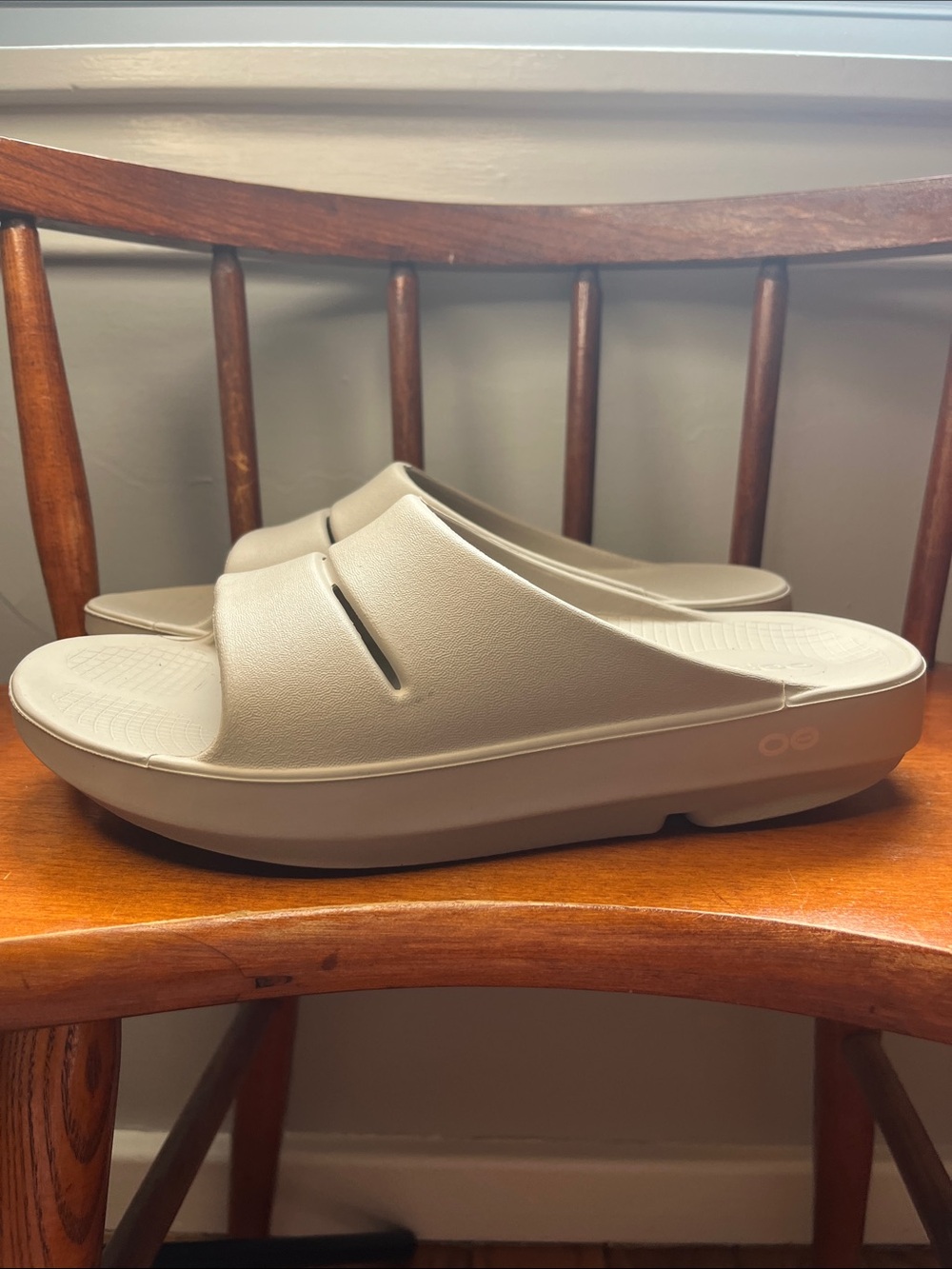 NWOT OOFOS OOahh Recovery Slides Neutral Color Men’s 7 Women’s 9 Comfort Sandals